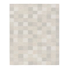 Rug & Kilim è un tappeto in stile scandinavo di colore grigio e bianco con motivi geometrici.