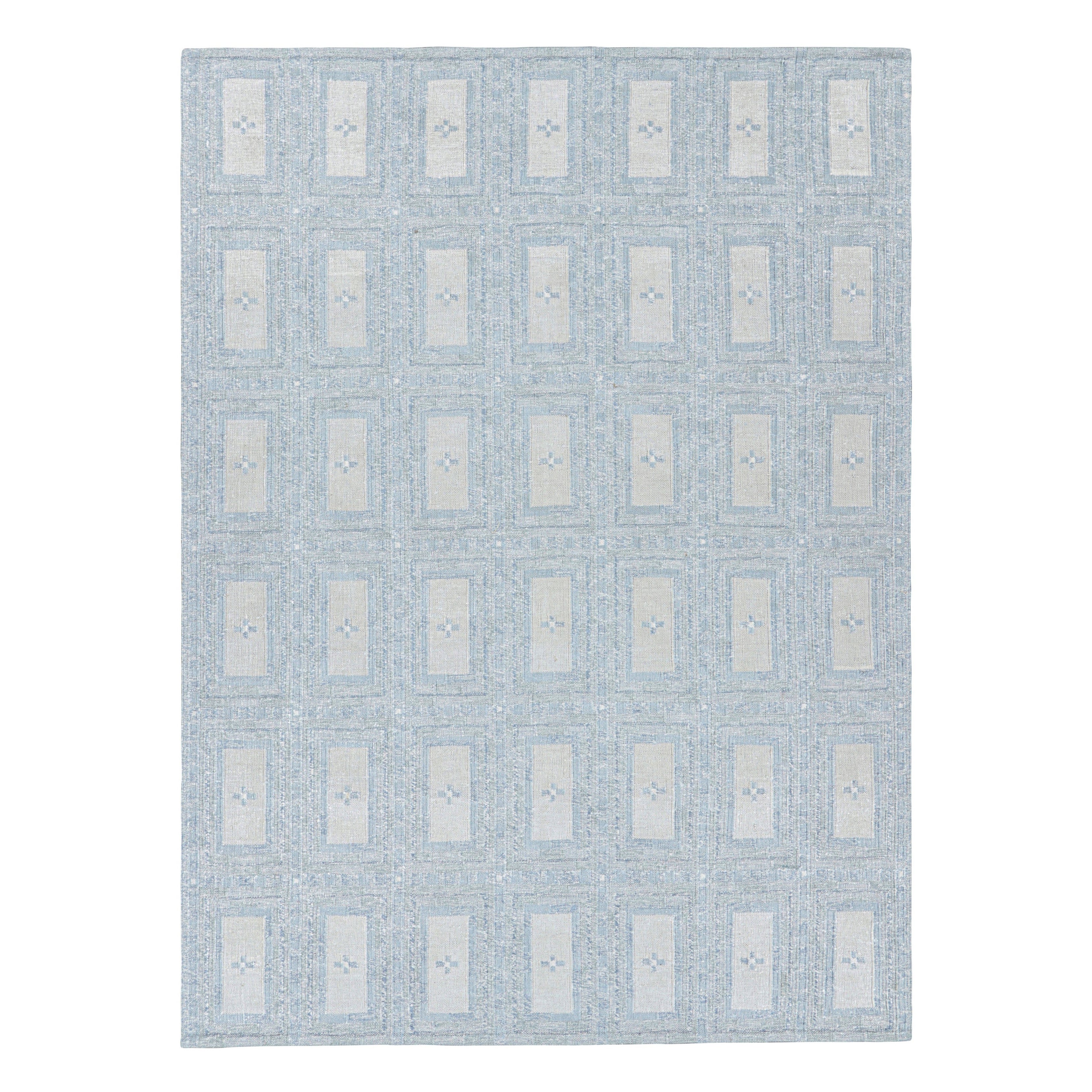 Rug & Kilim's Teppich im skandinavischen Stil mit eisblauen und weißen geometrischen Mustern