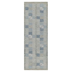 Tappeto Runner in stile scandinavo con motivi geometrici blu chiaro di Rug & Kilim