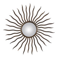 Miroir convexe Sunburst dans le style de Gilbert Poillerat, fer doré à la feuille, années 40