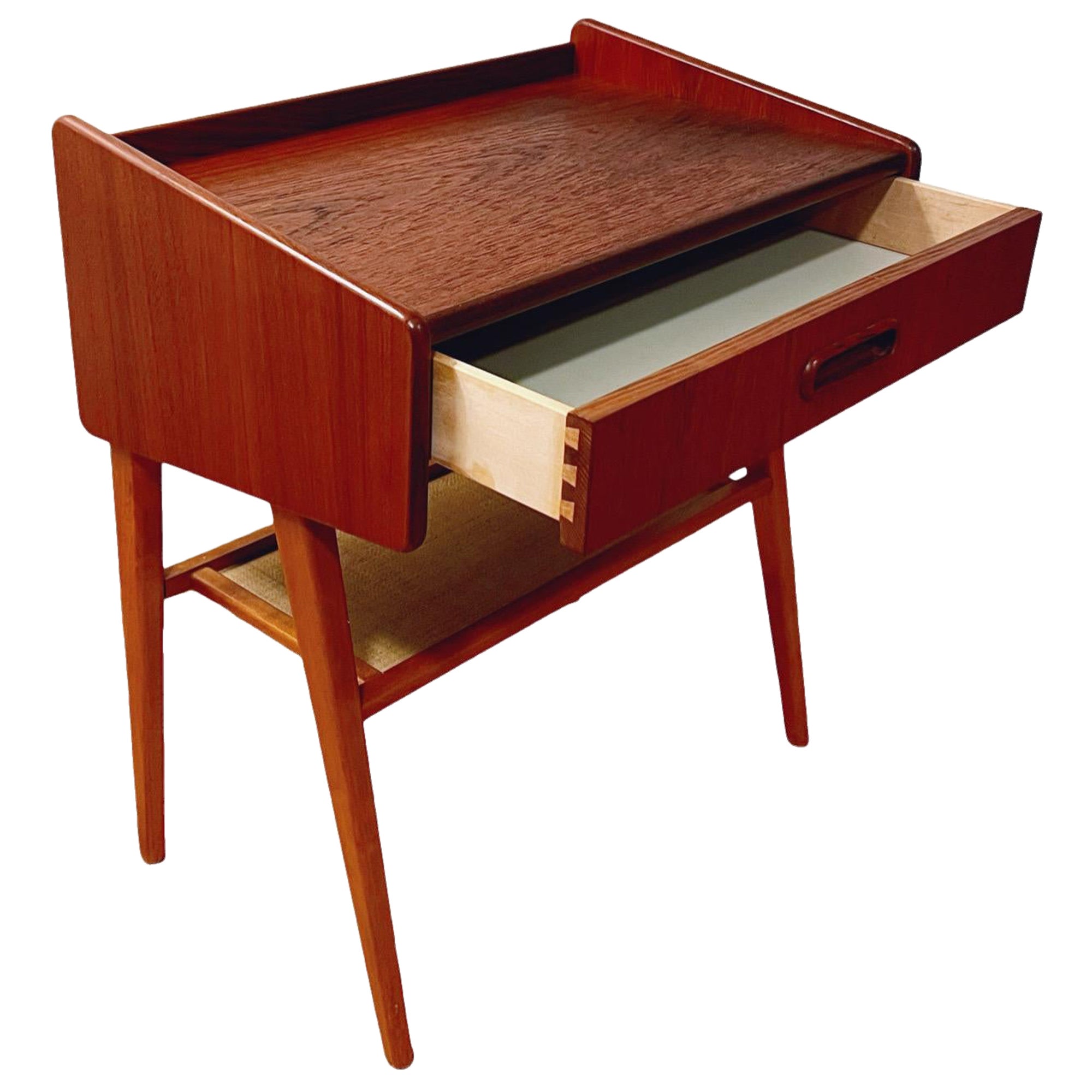 Nº 1 de 2 Mesilla de noche danesa/nórdica de teca con estante inferior de ratán tejido,  1960s
