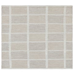 Rug & Kilim's Teppich im skandinavischen Stil in Beige, Taupe und Weiß mit geometrischem Muster