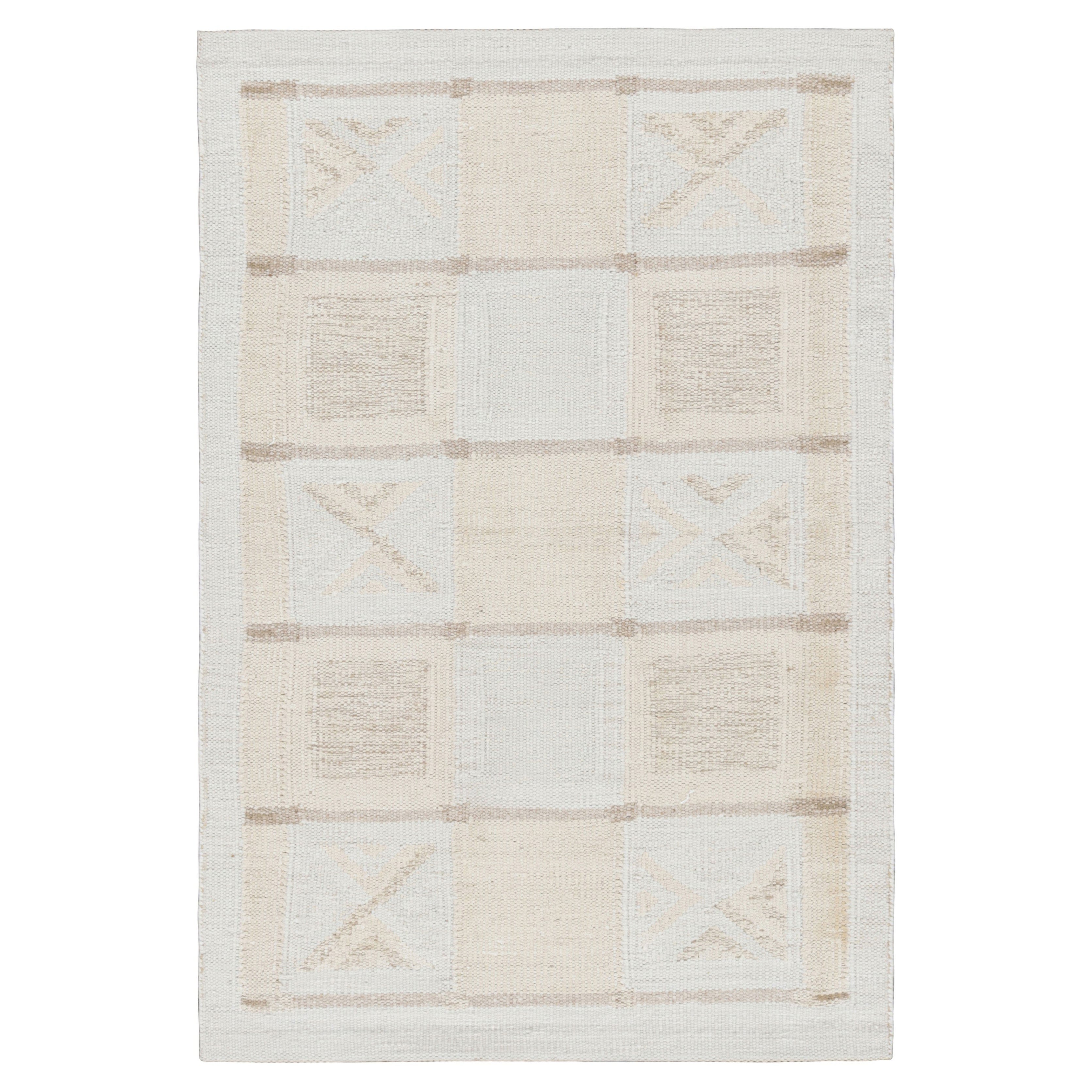 Rug & Kilim's Teppich im skandinavischen Stil in Creme-Weiß-Beige mit geometrischem Muster im Angebot