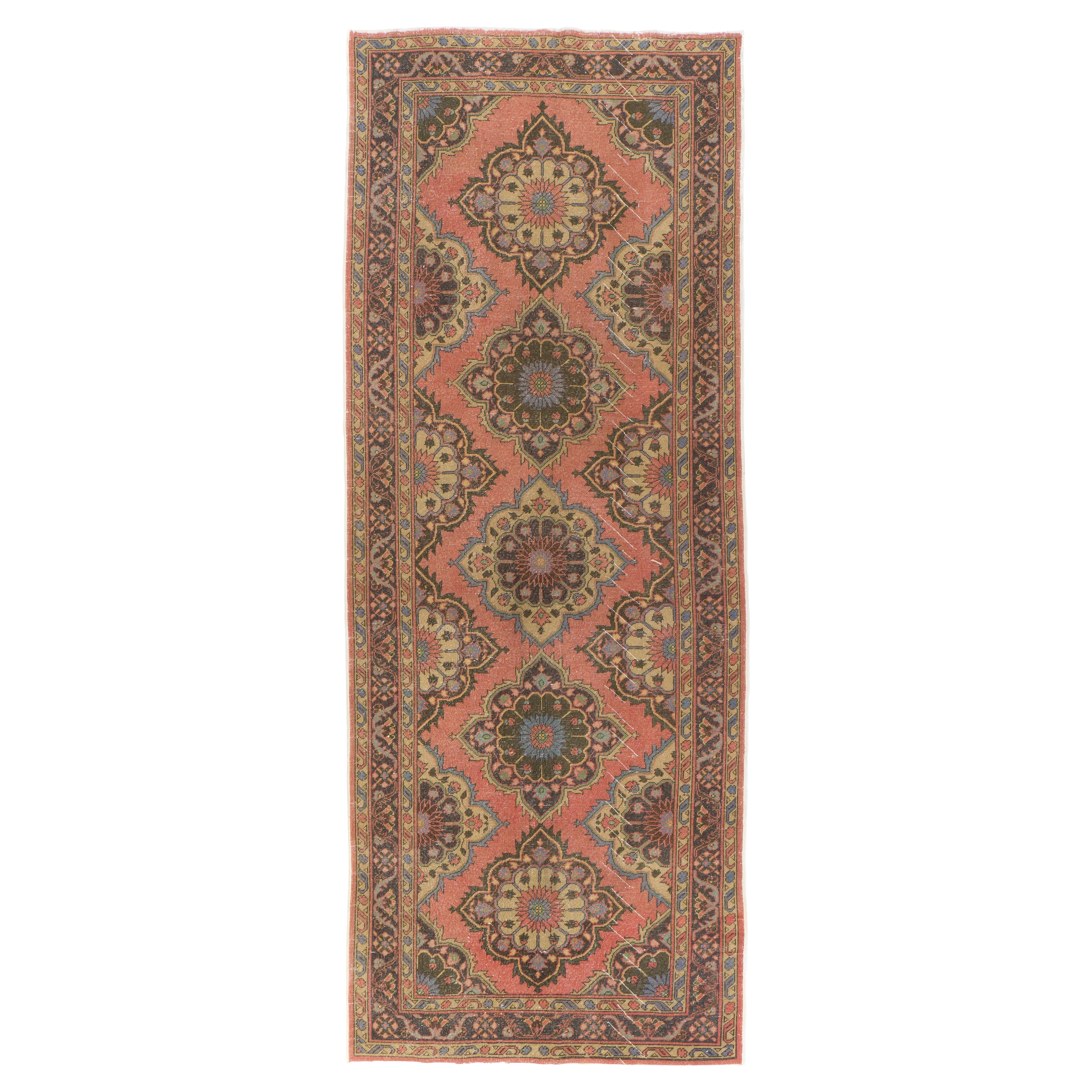 Una alfombra turca vintage. 
Finamente anudado a mano con pelo de lana medio uniforme sobre base de lana. Muy buen estado. Resistente y tan limpia como una alfombra nueva (lavada a fondo profesionalmente).