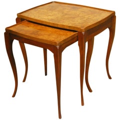 Ensemble de deux tables gigognes en bois de ronce par Baker