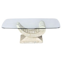 Mesa de centro con tapa de cristal y base de piedra arqueada postmoderna escultórica