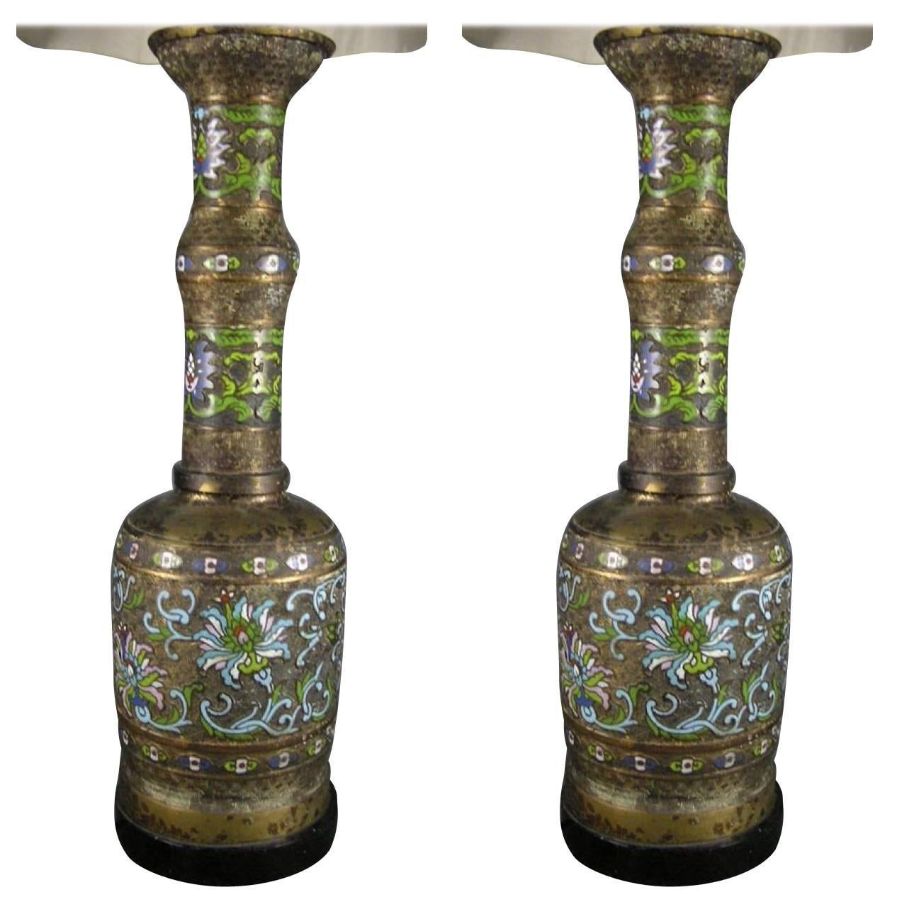 Paar große Urnen-Tischlampen aus vergoldeter Bronze und Cloisonné