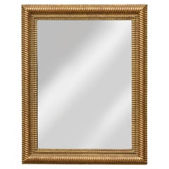 Espejo francés tallado en madera dorada con marco de madera pintada clara, hacia 1920