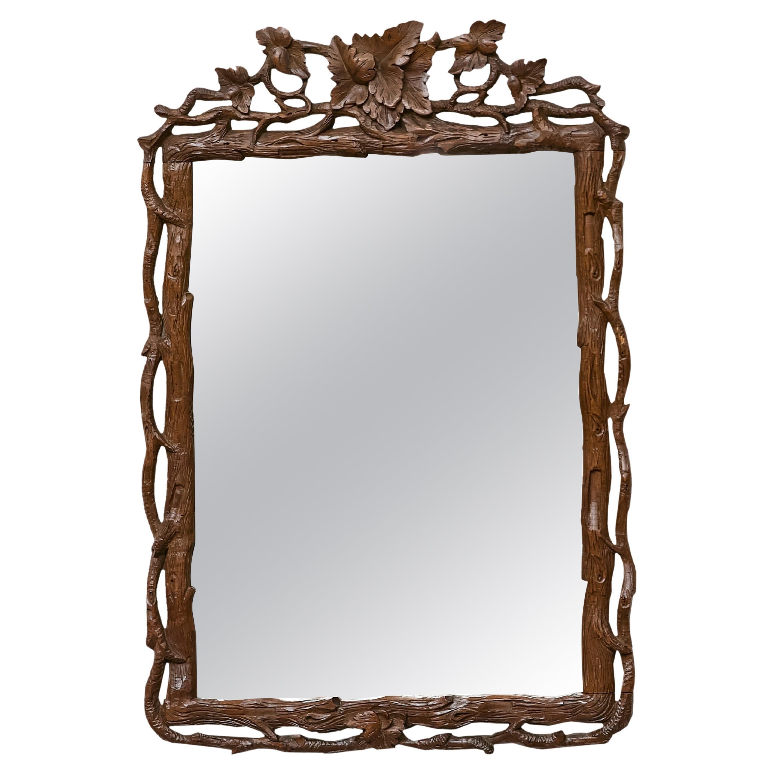 Miroir en noyer Black Forest sculpté de vignes et de feuilles, vers 1900 en vente