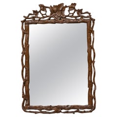 Miroir en noyer Black Forest sculpté de vignes et de feuilles, vers 1900