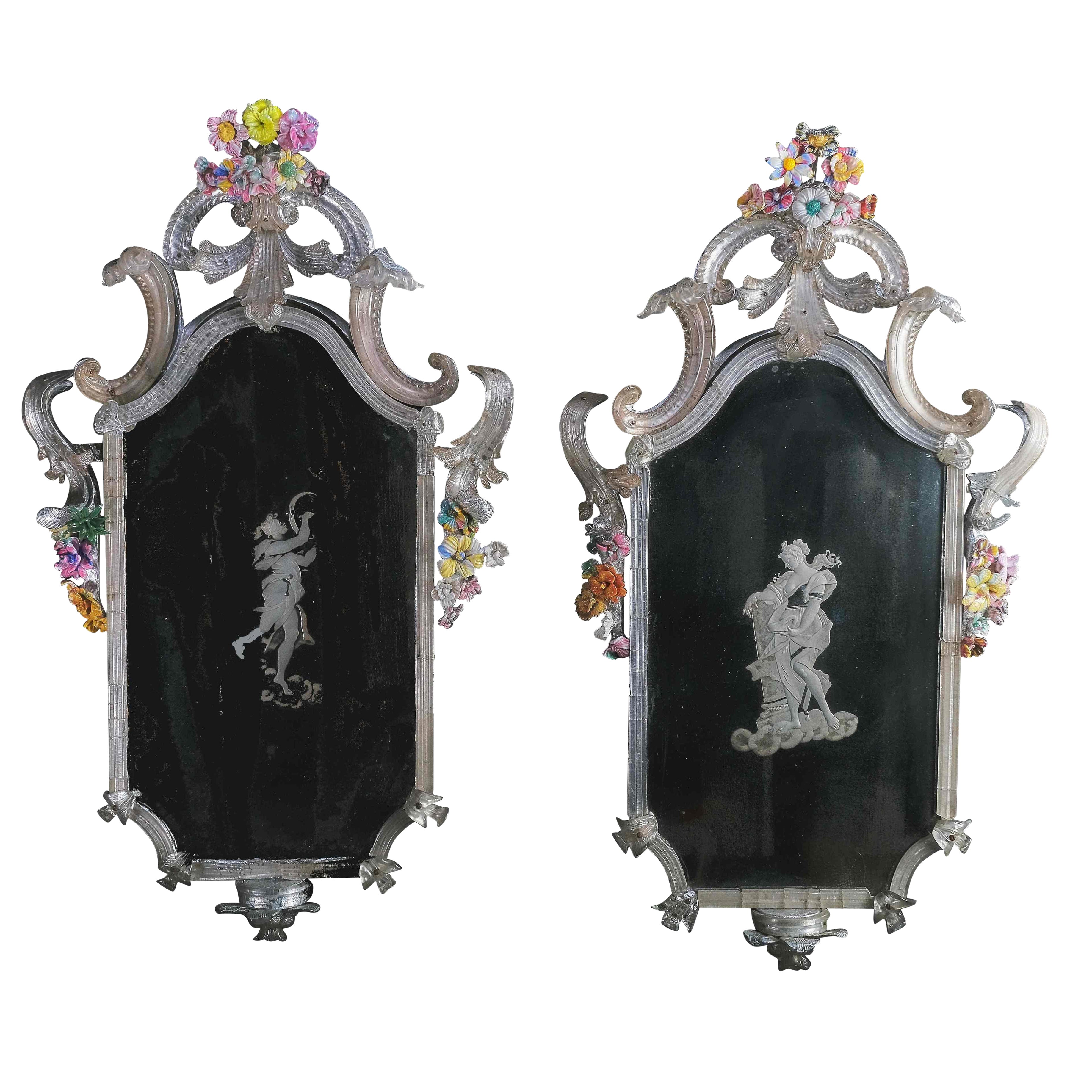 Paire de miroirs de Murano extrêmement rares avec des fleurs, Murano circa 1730 en vente
