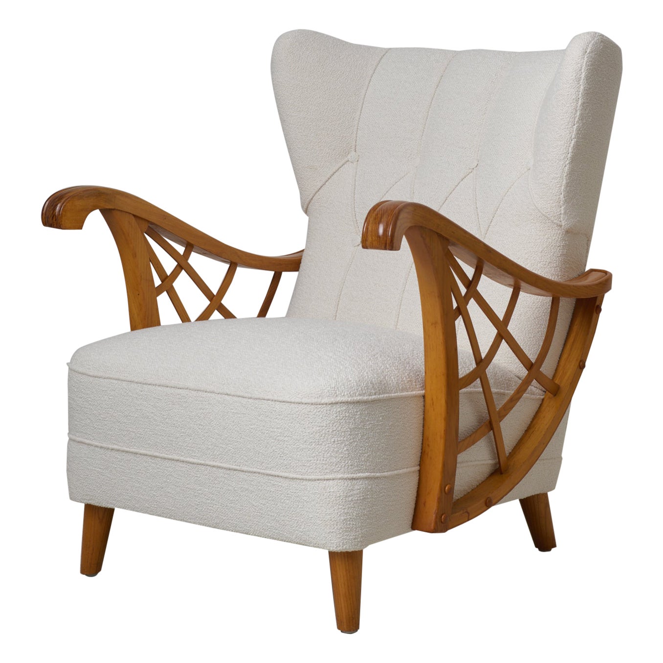 Poltrona imbottita svedese The Modern Scandinavian White con braccioli decorativi
