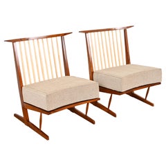 Chaises longues Conoïd en noyer sculpté d'après George Nakashima, paire