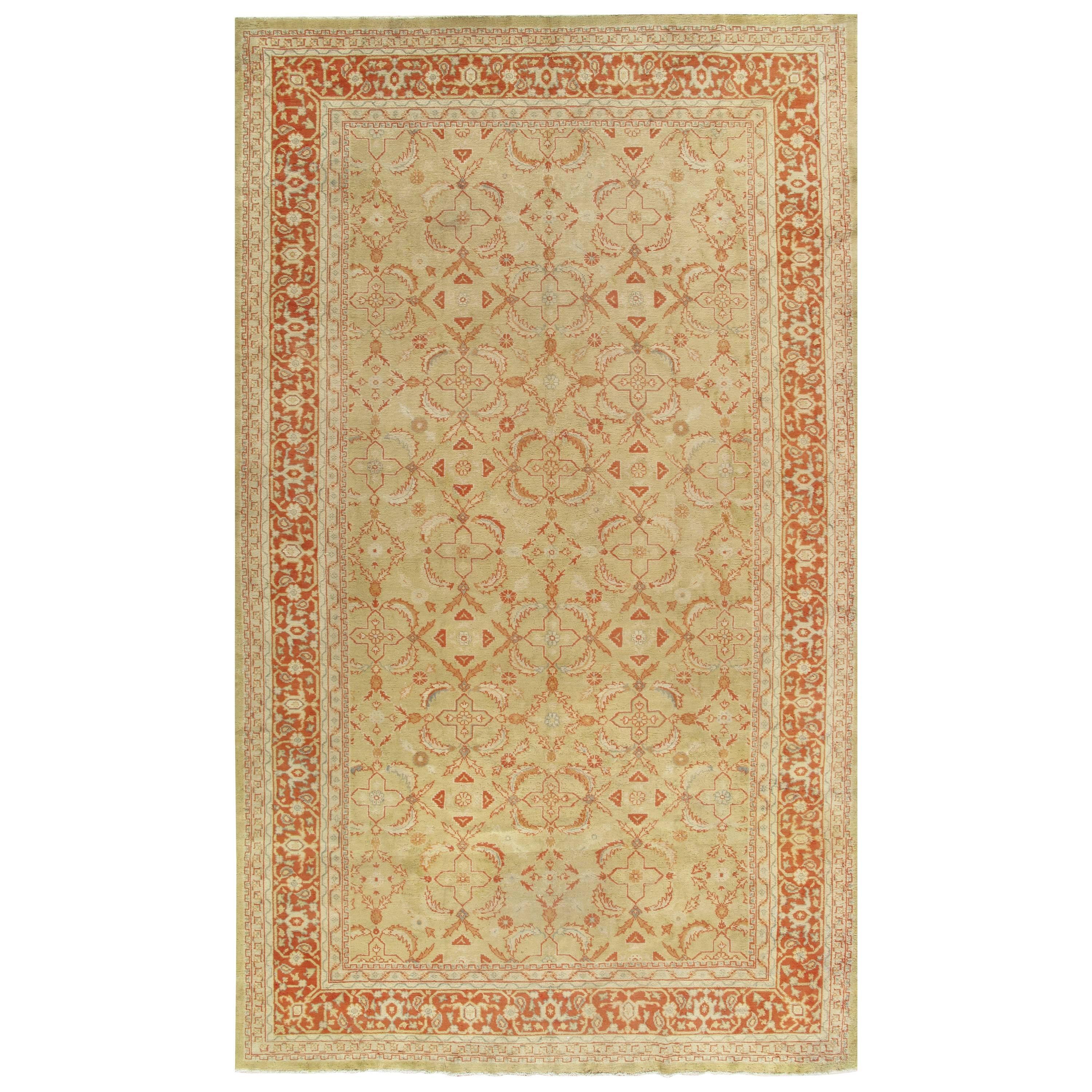Antiker handgefertigter orientalischer Oushak-Teppich, blassgrüne Koralle, Taupe, cremefarbener feiner Teppich