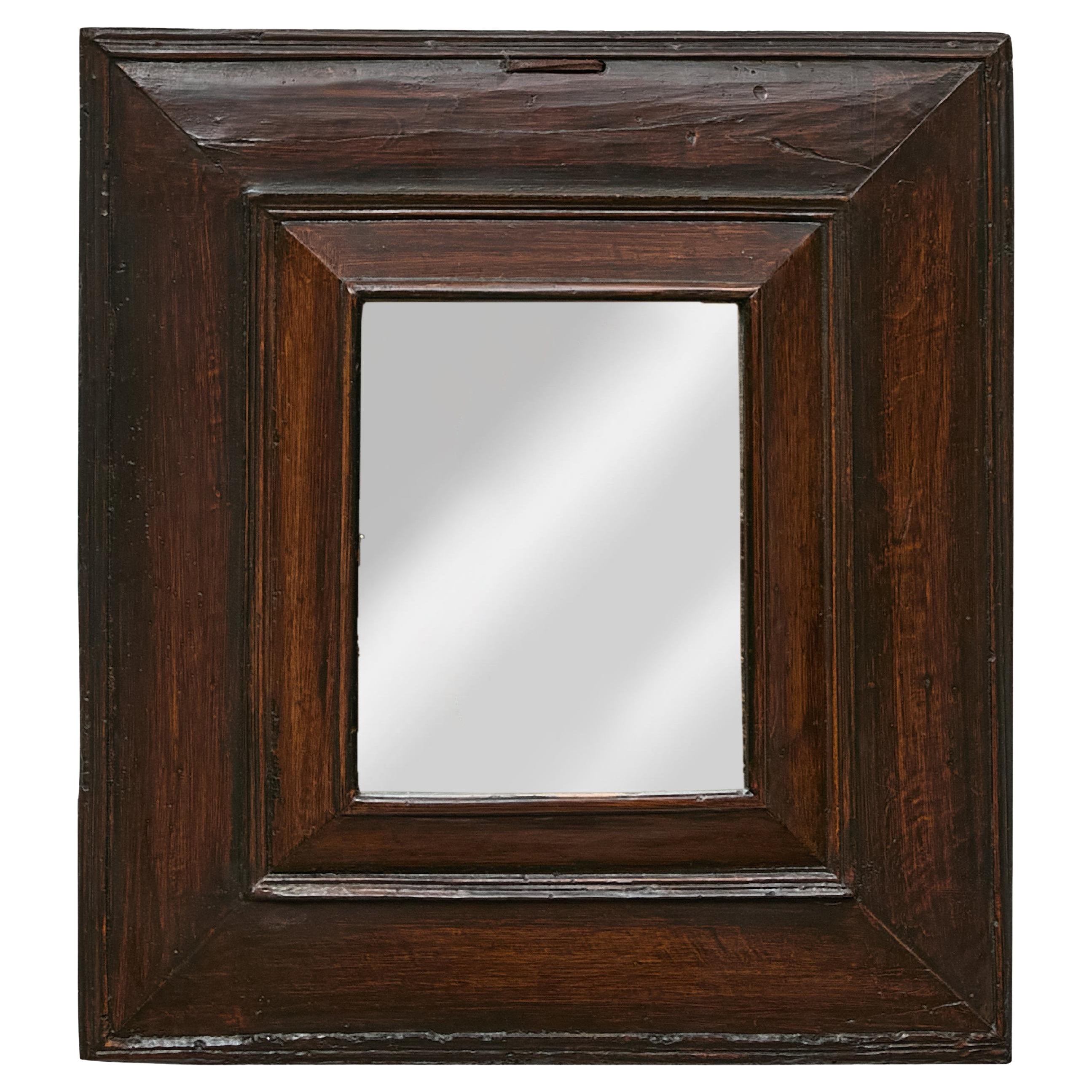 Piccolo specchio francese con cornice in noce e profonde modanature, XIX secolo