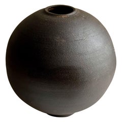 Vaso a forma di luna in ceramica nera, minimalista e rotonda