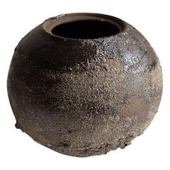 Vaso a forma di luna rustico Wabi-Sabi di argilla grezza biologica e roccia