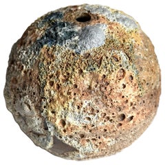 Vaso a bocciolo moderno organico e strutturato unico nel suo genere