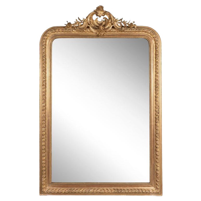 Specchio francese intagliato molto grande in stile Regency con piccolo frontone in vendita