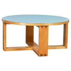 Mesa de centro moderna de finales del siglo XX con estructura de roble claro y tablero laminado azul