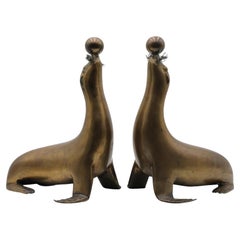 Milieu du siècle, J.A. Figurines de sceau en laiton patiné, lourdes, de style Mercie