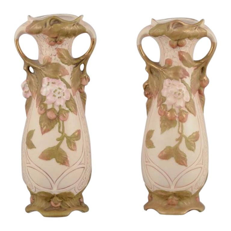 Royal Dux, République tchèque Paire de vases Art Nouveau en porcelaine.