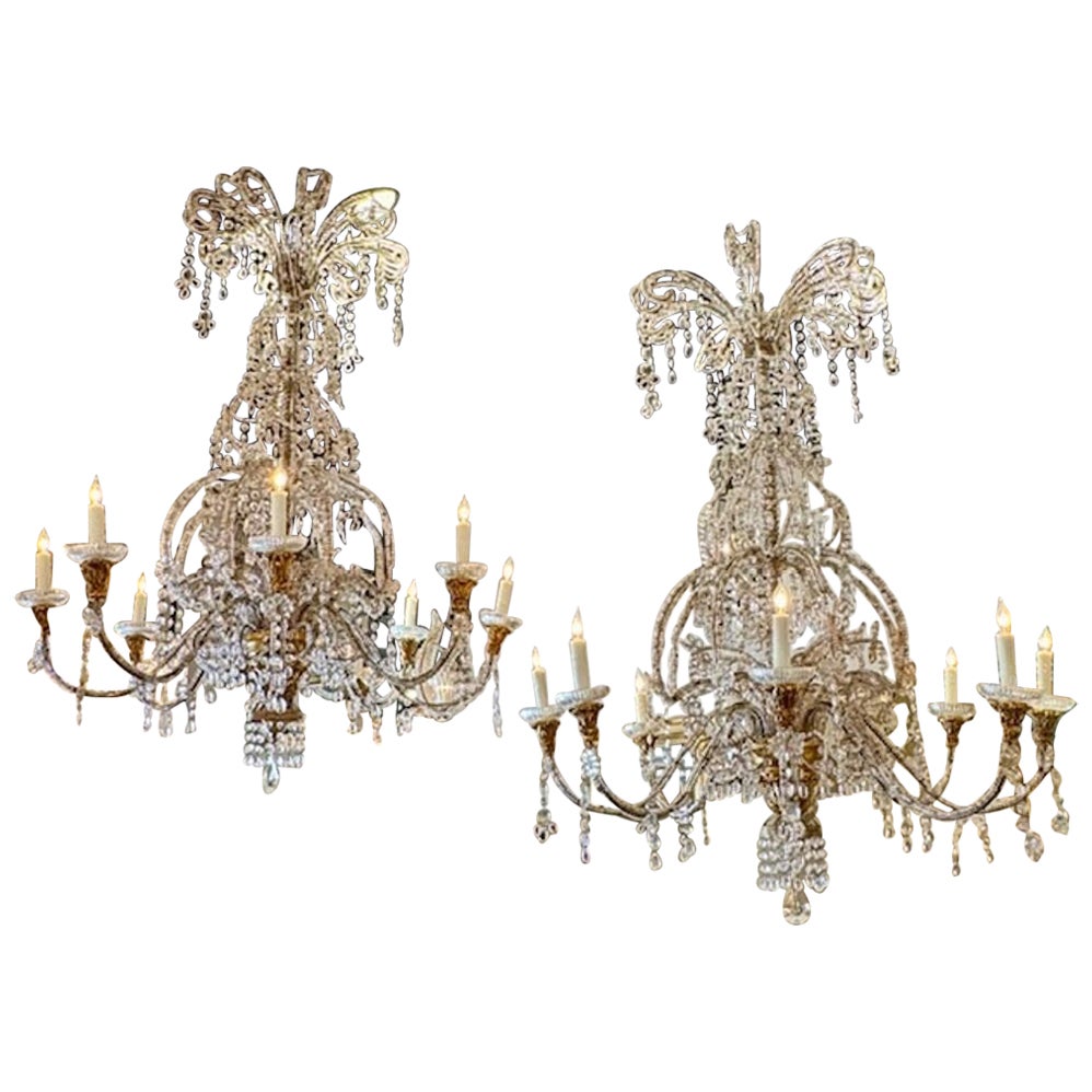 Paire de lustres italiens du 19ème siècle en bois doré avec cristaux et perles en vente