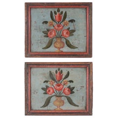 Paar polychrom gerahmte, gerahmte Holztafeln mit blumenförmigen Urnen und Boiserie-Paneelen