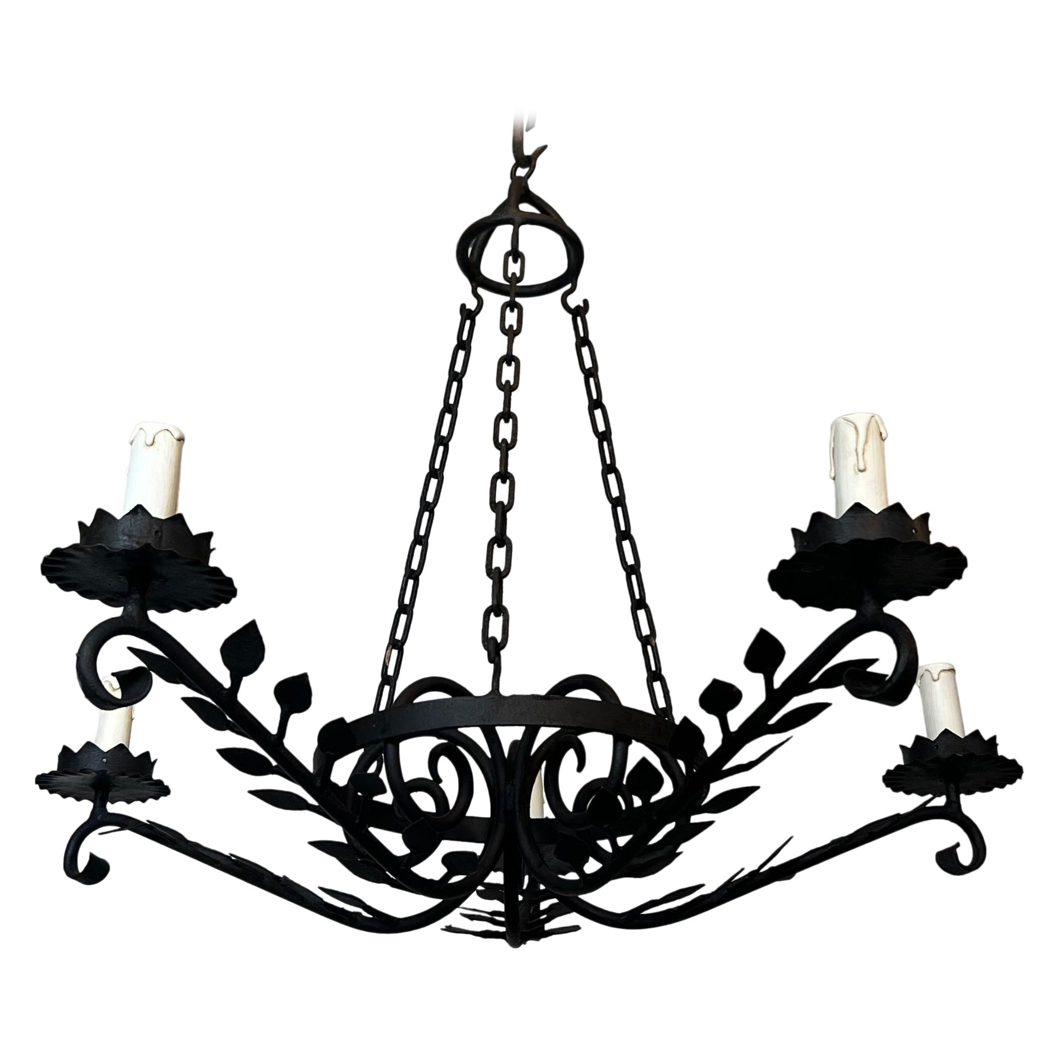 Lampadario in ferro battuto a 5 bracci decorato con foglie in vendita