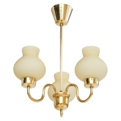 Lampadario di design svedese, ottone, vetro, Svezia, anni '1950