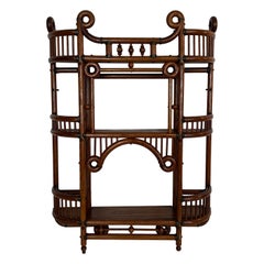 Unidad de estanterías de pared de madera curvada y latón. Obra austriaca de arte y artesanía. Alrededor de 1900