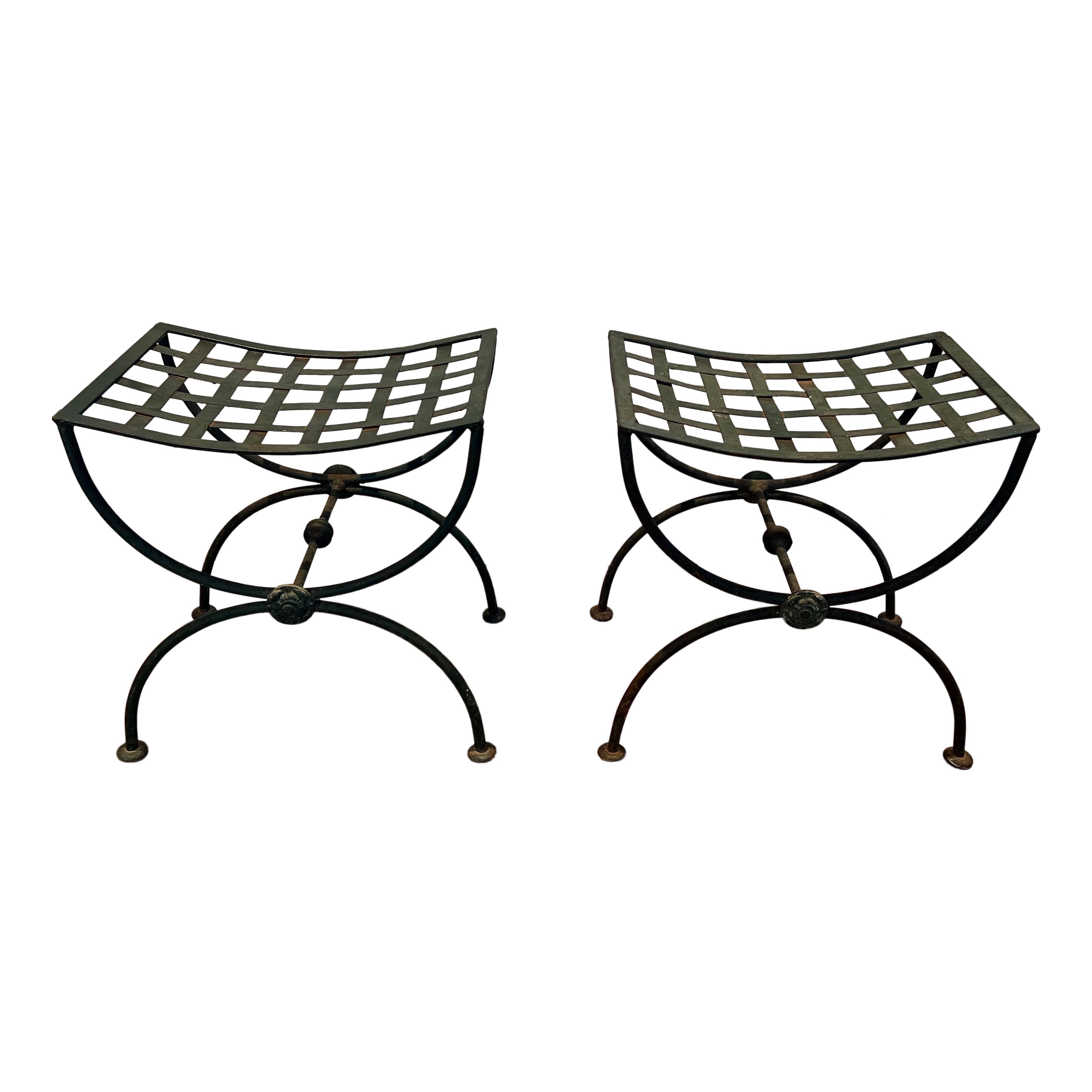 Pareja de taburetes curules de hierro forjado y metal patinado. Alrededor de 1950