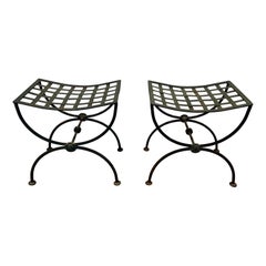 Pareja de taburetes curules de hierro forjado y metal patinado. Alrededor de 1950