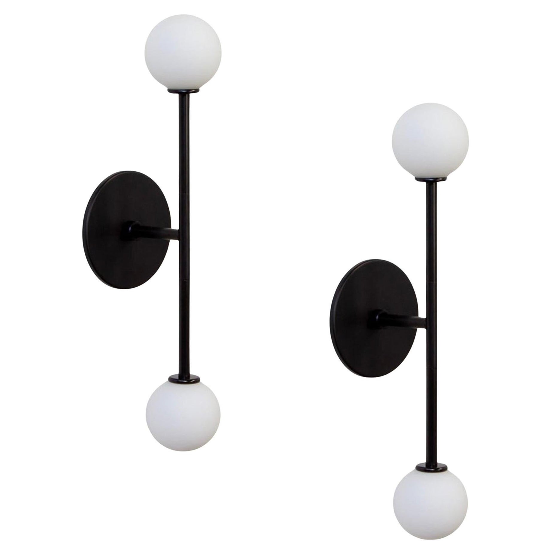 Paire d'appliques en T, par Research.Lighting, noires avec globes en verre, fabriquées sur commande en vente