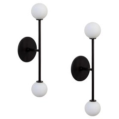 Paire d'appliques en T, par Research.Lighting, noires avec globes en verre, fabriquées sur commande