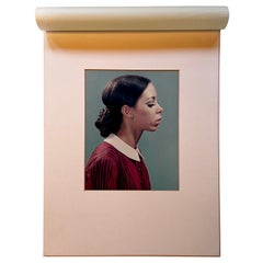 Foto aus den 1970er Jahren: Porträt im Profil im Stil von Thomas Ruff - Künstler Unknown