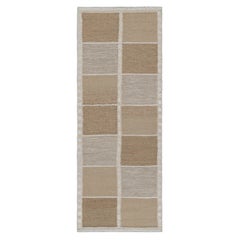 Rug & Kilim è un tappeto runner in stile scandinavo di colore marrone con motivi geometrici