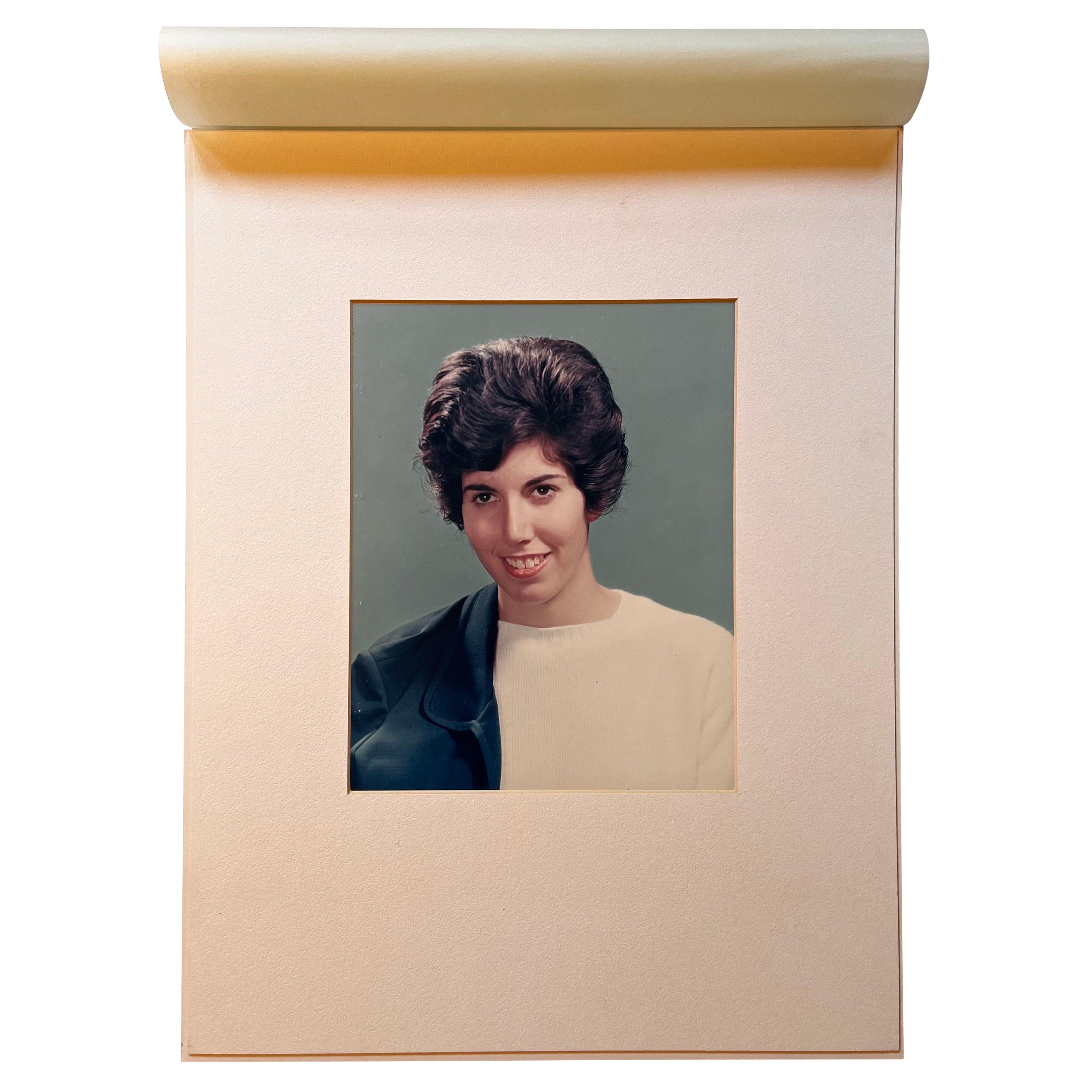 Foto en color de los años 70: Retrato al estilo de Thomas Ruff - Artista desconocido
