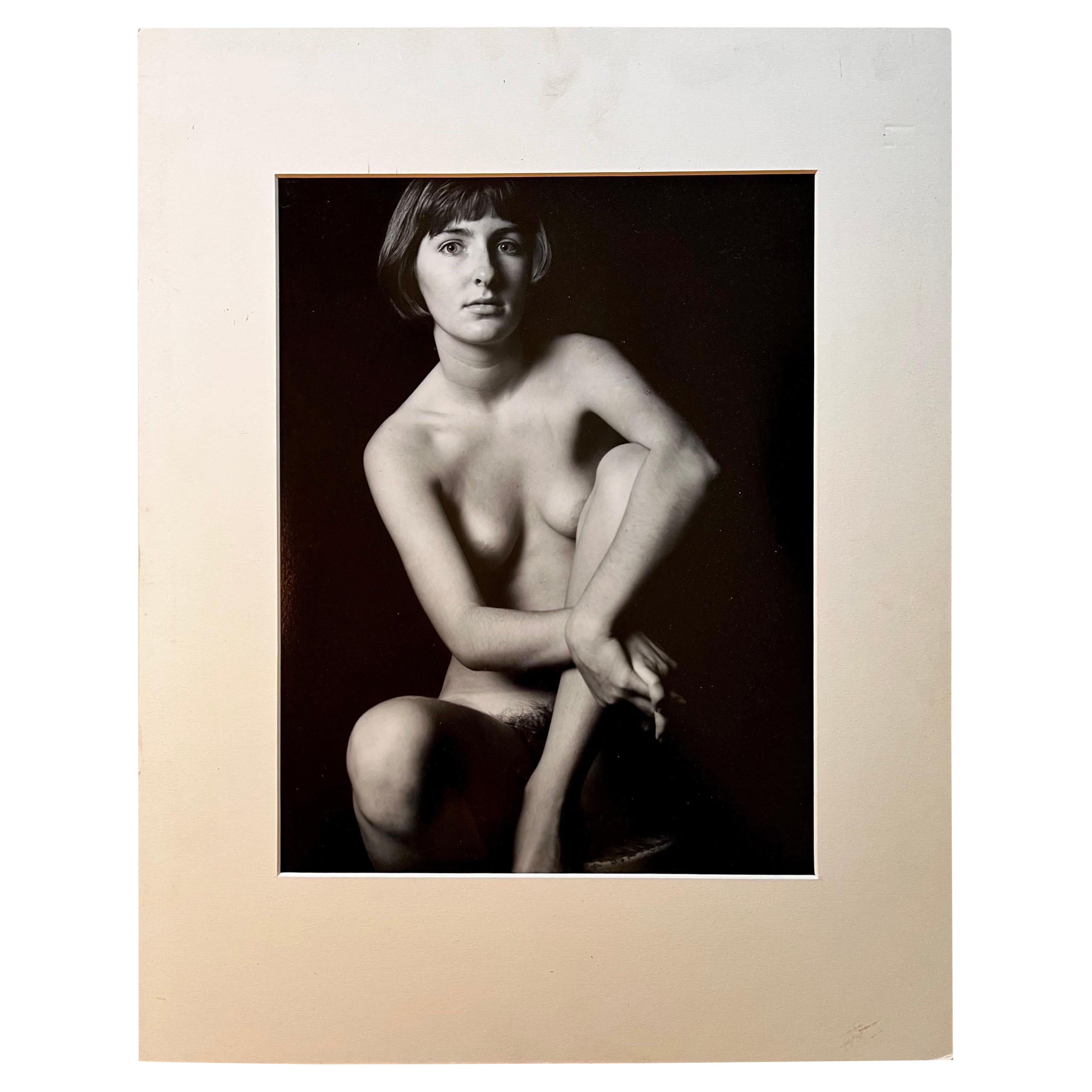Schwarz-Weiß-Fotografie eines weiblichen Aktes - Künstler Unknown
