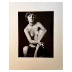 Schwarz-Weiß-Fotografie eines weiblichen Aktes - Künstler Unknown