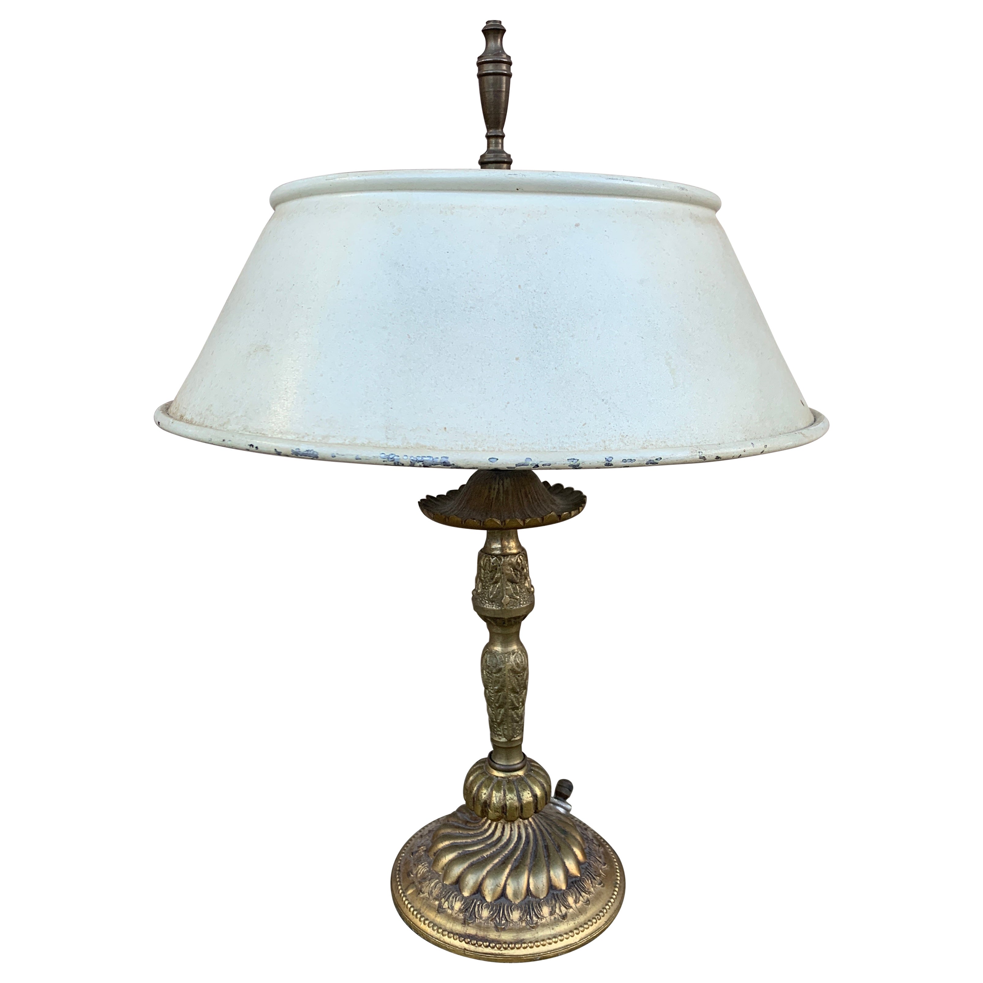 Lampe néoclassique du milieu du 20e siècle avec abat-jour en tôle blanche en vente