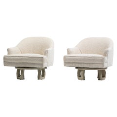 Sillones giratorios Billy Haines Hollywood Regency de caoba en bouclé crema