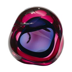 Vug en fucsia y turquesa, obra de arte en vidrio geoda amorfo de Samantha Donaldson