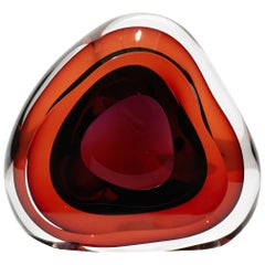 Vug en morado y naranja, escultura de vidrio inspirada en una geoda, de Samantha Donaldson