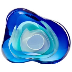 Chromatic Vug in Blau & Smaragd, ein Geode-Glaskunstwerk von Samantha Donaldson