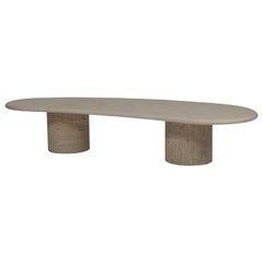 Architektonischer Couchtisch aus Travertin in organischer Form