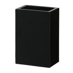 Petit pot avec base en noir de jais par Slide Studio