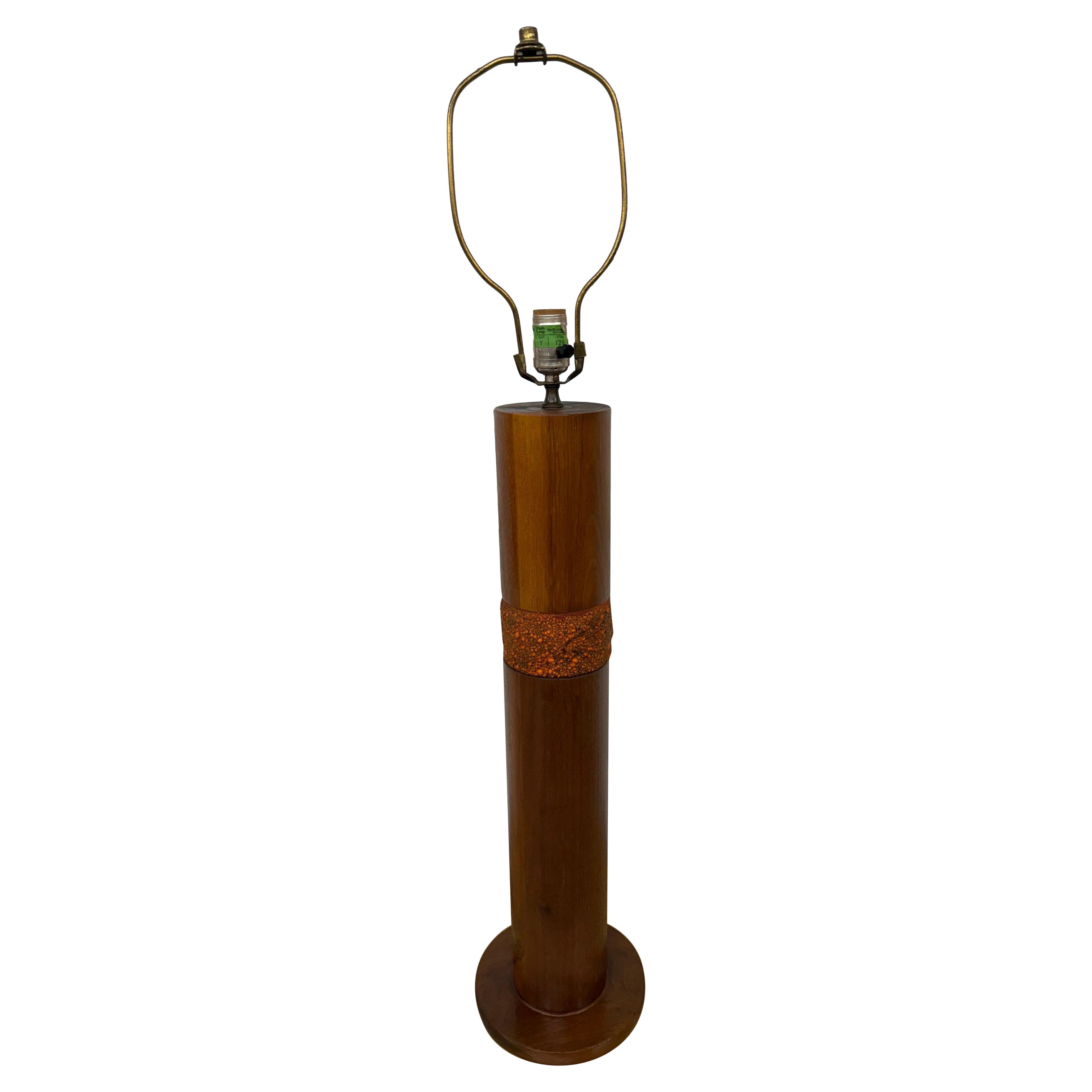 Moderne Tischlampe aus Nussbaumholz aus der Mitte des Jahrhunderts