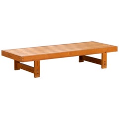 Méridienne ou table en bois de pin massif 1968 Les Arcs France attr. Charlotte Perriand