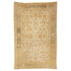 Tappeto turco Oushak antico oversize in lana di colore beige caratterizzato da  un Design/One floreale